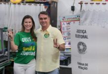 Flávio Bolsonaro vai às urnas e vota em escola na Zona Norte do Rio