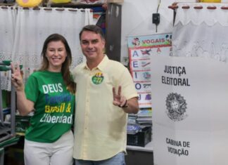 Flávio Bolsonaro vai às urnas e vota em escola na Zona Norte do Rio