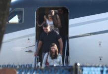 Flávio Bolsonaro desembarca em Miami após viagem com a família em aeronave particular